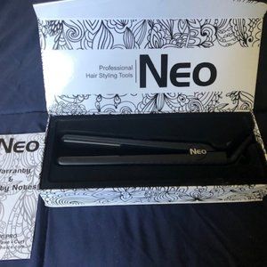 NWOT NEO Ceramic Pro flat iron